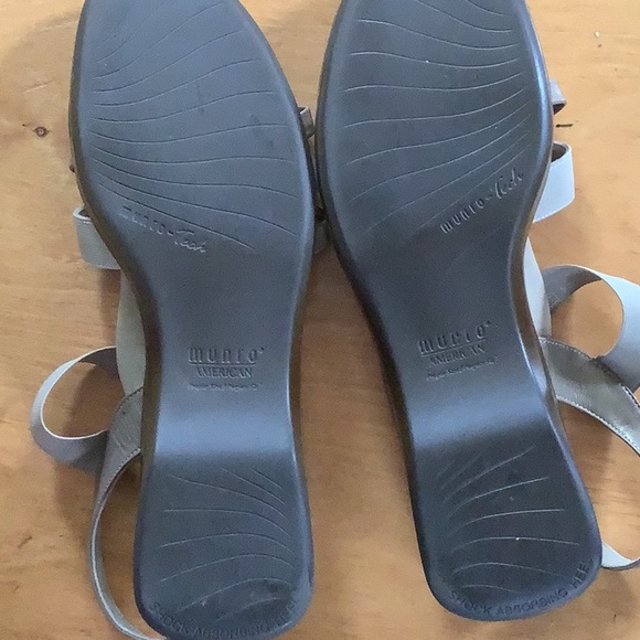 Women’s sandals. Beige/tan.  Munro size 9m but run narrow. Like new. - Picture 3 of 4